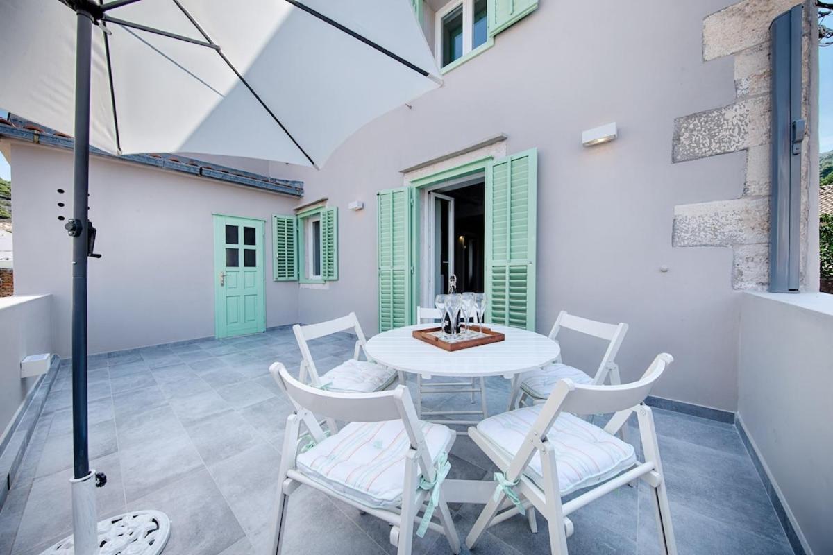 Zoia's Kut House Vis
